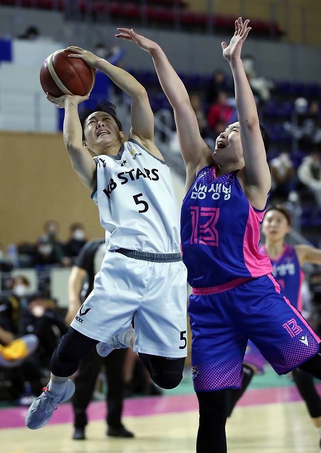 한국여자농구연맹(WKBL)은 2022-23 여자프로농구 6라운드에서 총 5건의 페이크 파울이 발생했다고 밝혔다. 사진은 기사 내용과 무관한 삼성생명과 KB스타즈의 경기. /사진=뉴스1