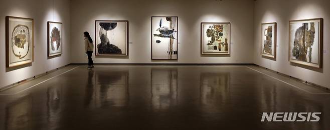 [서울=뉴시스] 박진희 기자 = 한국채색화 남녀 대가 그대로 박생광(1904~1985)과 우향 박래현(1920~1976)의 작품을 한자리에 보여주는 대형 기획전 '한국화 대가 박생광·박래현 2인전-위대한 만남, 그대로·우향' 전시가 7일 서울 서초구 예술의전당 한가람미술관에서 개막했다.  2023.03.07. pak7130@newsis.com