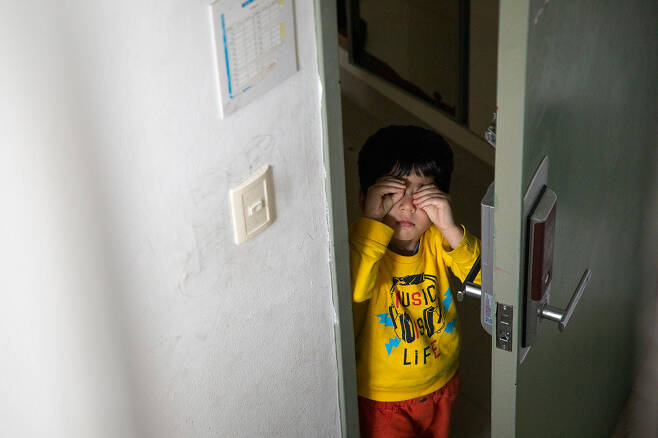 울산 동구의 한 아파트에서 만난 아프간 특별기여자 가족의 아이. ⓒ시사IN 신선영