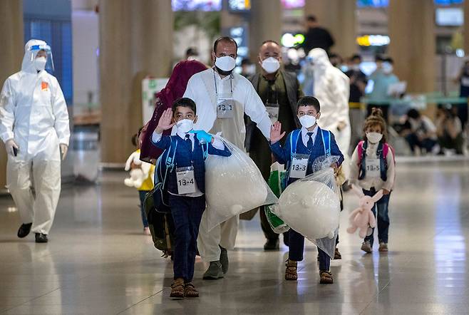아프간 현지 조력자들이 26일 인천공항을 통해 입국하고 있다. ⓒ시사IN 조남진