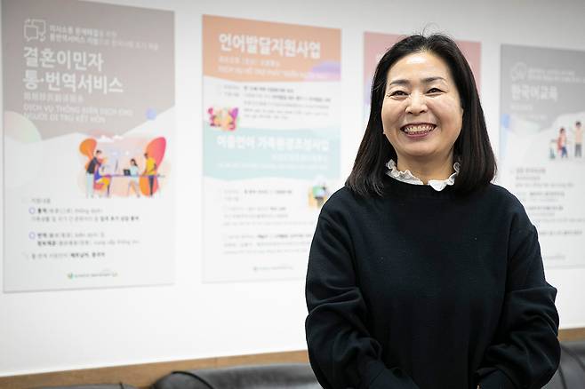 울산에 정착한 아프간 가족들을 1년 넘게 돕고 있는 울산 동구 건강가정·다문화가족지원센터 이정숙 센터장. ⓒ시사IN 신선영