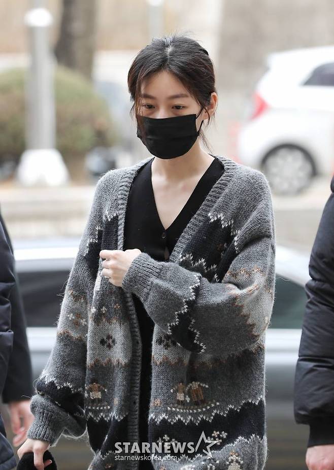 음주운전 사고로 물의를 일으킨 배우 김새론이 8일 오전 서울 서초구 중앙지방법원에서 열린 첫 공판에 출석하고 있다. 2023.03.08 /사진=김창현 기자 chmt@