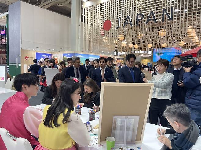 세계 최대 국제관광박람회 한국관 방문한 국회 문체위 (베를린=연합뉴스) 이율 특파원= 세계 최대 국제관광박람회 개막일인 7일(현지시간) 홍익표 국회 문체위원장과 이용호 국회 문체위 국민의힘 간사 등이 한국관을 방문했다. 2023.3.7