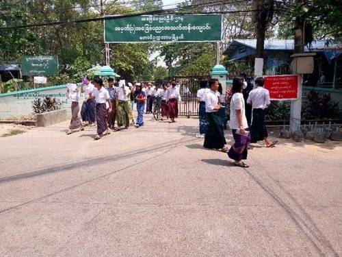 양곤지역에서 첫날 시험을 치르고 시험장을 나서는 대학 수능수험생들. 2023.3.8. [SNS 캡처. 재판매 및 DB 금지]