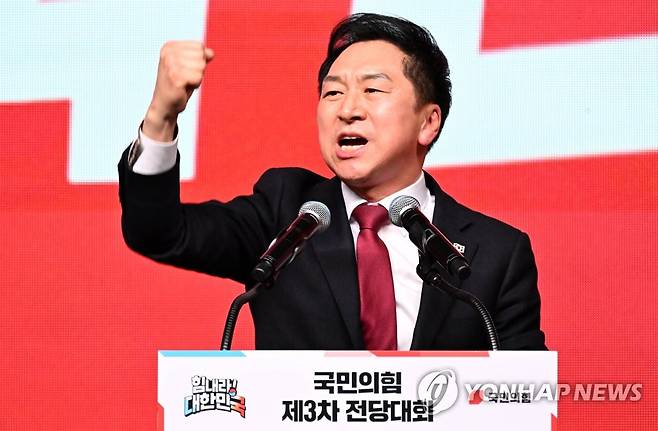 수락연설하는 김기현 신임 당 대표 (고양=연합뉴스) 이정훈 기자 = 국민의힘 김기현 신임 당 대표가 8일 오후 경기도 고양시 일산 킨텍스에서 열린 국민의힘 제3차 전당대회에서 당 대표로 선출된 후 수락연설을 하고 있다. 2023.3.8 [공동취재] uwg806@yna.co.kr