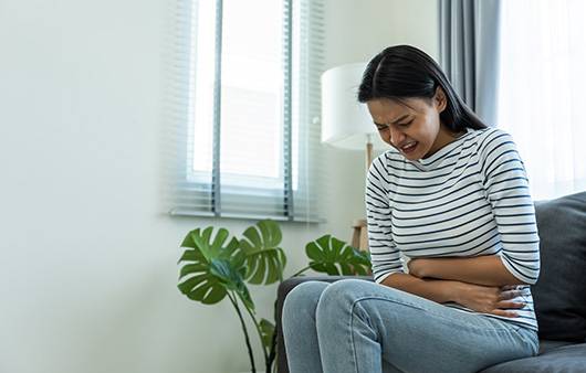 원인을 알 수 없는 복통이 계속된다면, 호두까기복통을 의심해 보자ㅣ출처: 게티이미지뱅크