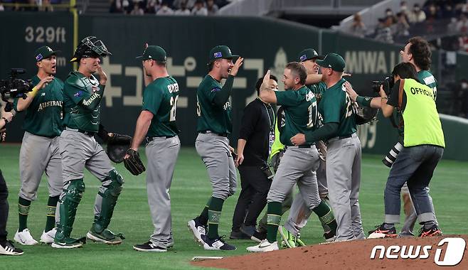 9일 오후 일본 도쿄돔에서 열린 2023 월드베이스볼클래식(WBC) B조 1라운드 대한민국과 호주의 경기에서 8대7로 승리한 호주 선수들이 환호하고 있다. 2023.3.9/뉴스1 ⓒ News1 김진환 기자