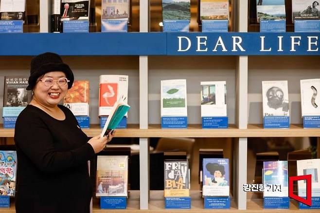 이연실 이야기장수 대표가 16일 서울 마포구 디어라이프에서 인터뷰에 앞서 포즈를 취하고 있다. 사진=강진형 기자aymsdream@