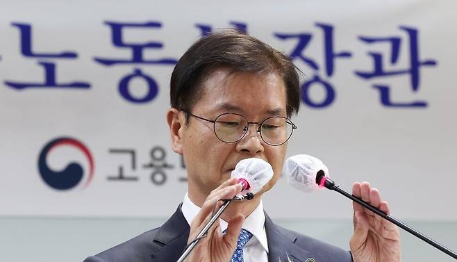 이정식 고용노동부 장관이 2022년 5월11일 오전 세종시 정부세종청사에서 열린 취임식에서 취임사를 하기 위해 마이크를 조정하고 있다. 연합뉴스