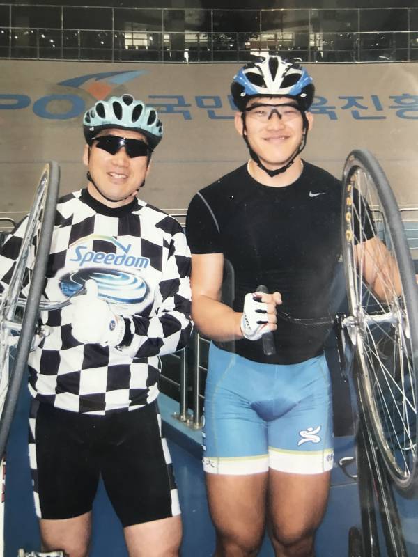 2009년 당시 함께 기념 촬영을 한 정해민과 1기 원년 멤버인 아버지 정행모(왼쪽). 정해민 제공&nbsp;