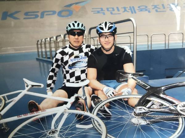 2009년 당시 함께 기념 촬영을 한 정해민과 1기 원년 멤버인 아버지 정행모(왼쪽). 정해민 제공&nbsp;