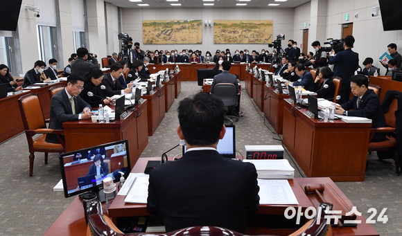 지난달 16일 국회 교육위원회 회의실에서 교육위 전체회의가 진행되고 있다. [사진=김성진 기자]