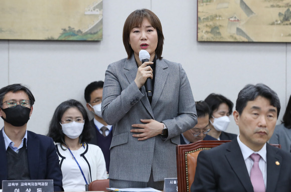 천명선 서울대학교 입학본부장이 9일 국회에서 열린 교육위원회 회의에서 의원들의 질의에 답하고 있다. [사진=뉴시스]