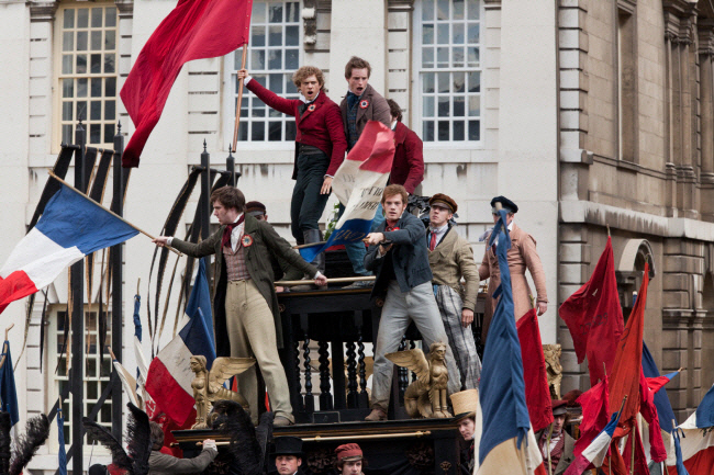 뮤지컬 영화 <레미제라블>에서 1832년 ‘6월 봉기’에 참여한 학생과 시민들이 바리케이드에 올라 ‘민중의 노래’를 부르는 장면.