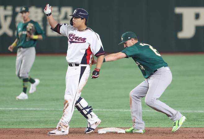 어이없는 아웃 한국 야구대표팀 강백호(왼쪽)가 9일 일본 도쿄 도쿄돔에서 열린 2023 WBC B조 본선 1라운드 호주전에서 4-5로 뒤진 7회말 1사 후 좌중간 2루타를 때렸으나 세리머니를 하다 베이스에서 발이 떨어져 태그아웃되고 있다. 도쿄 | 연합뉴스