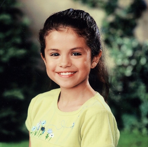 Hollywood singer and actress Selena Esperanza Gomez, 30, shared a surprise photo from her childhood.Dont be afraid to ask for help. Today is World Womens Day and I want each of us to be kinder to ourselves. Look in the mirror and remind yourself that you deserve this world.I love you, I posted a picture with the article.Selena Esperanza Gomez in the photo captivated her eyes with her distinctive looks and cute looks.Esperanza Gomez is known for making her pain public without hiding it; he was diagnosed in 2014 with lupus, a chronic autoimmune disease that often leads to swelling, fatigue and joint pain.After undergoing a kidney transplant to treat his illness in 2017, he revealed the impact of physical health on his life in the 2022 documentary  ⁇ Selena Esperanza Gomez: My Mind and My Mind.He has overcome the pain of lupus and bipolar disorder and has recently regained his former reputation as a TV series  ⁇  apartment neighbors.Esperanza Gomez, meanwhile, has more than 390 million Instagram followers - the highest among women.