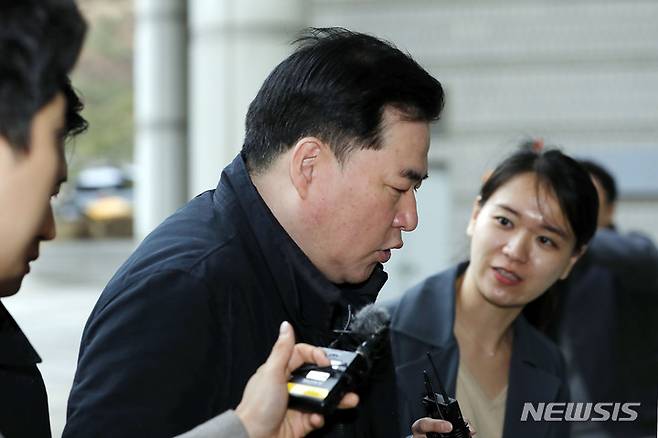 [서울=뉴시스] 최동준 기자 = 유동규 전 성남도시개발공사 기획본부장이 9일 서울 서초구 서울중앙지법에서 열린 '이재명 불법 대선자금 의혹' 공판에 출석하며 취재진 질문에 답변하고 있다. 2023.03.09. photocdj@newsis.com