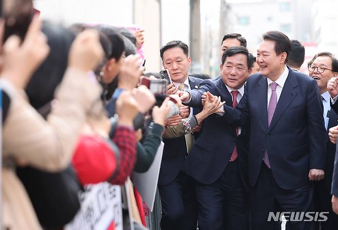 [울산=뉴시스] 전신 기자 = 윤석열 대통령이 9일 울산 남구 신정시장을 찾아 시민들과 인사를 나누고 있다. (대통령실통신사진기자단) 2023.03.09. photo1006@newsis.com