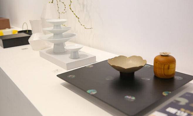 서울 서초구 ‘살롱 in 양재천’ 갤러리에서 열린 ‘매일소감(每日所感) 전’에 전시된 공예품들. 서초구 제공