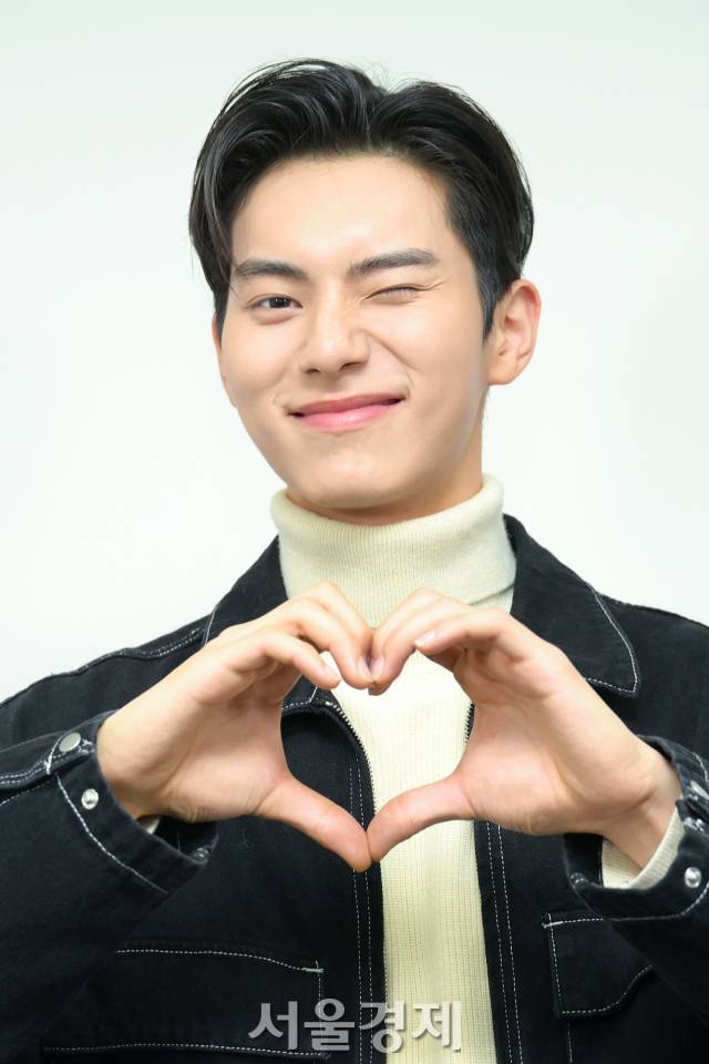 배우 이채민이 서울경제스타 인터뷰에 앞서 포즈를 취하고 있다. / 사진=김규빈 기자