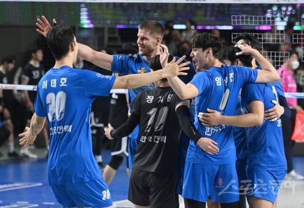 9일 천안 유관순체육관에서 열린 ‘2022~2023 도드람 V-리그’ 남자부 현대캐피탈과 한국전력 경기에서 세트스코어 3-0 완승을 거둔 한국전력 선수들이 기뻐하고 있다. 천안 | 김종원 기자 won@donga.com