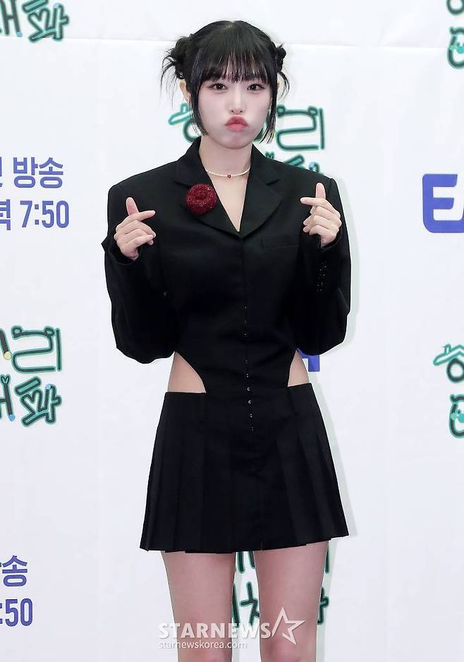 가수 최예나가 9일 오전 서울 마포구 상암동 스탠포드 서울에서 진행된 ENA 예능 '혜미리예채파' 제작발표회에 참석해 포즈를 취하고 있다.  '혜미리예채파'는 외딴 산골에서 안락한 정착을 위해 고군분투하는 혜미리예채파의 복작복작 살림살이를 담아낸 예능으로, 멤버들은 각종 미션을 통해 주거에 필요한 용품을 얻고 텅 빈 집을 채워 넣으며 재미를 선사할 예정이다. 오는 12일 첫 방송. 2023.03.09 /사진=김창현 기자 chmt@