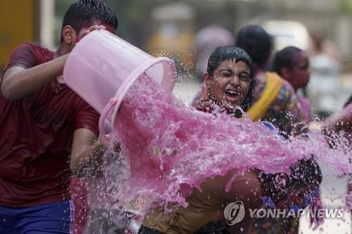 인도 하이데라바드에서 8일 홀리 축제를 즐기며 장난치는 어린이. [AP 연합뉴스 자료사진. 재판매 및 DB 금지]