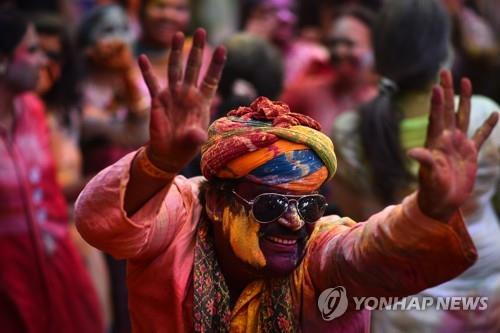 인도 첸나이에서 8일 홀리 축제를 즐기는 남성. [EPA 연합뉴스 자료사진. 재판매 및 DB 금지]