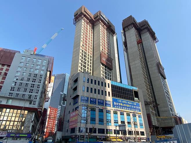 청량리역 롯데캐슬 SKY-L65 전경./사진= 송재민 기자 makmin@