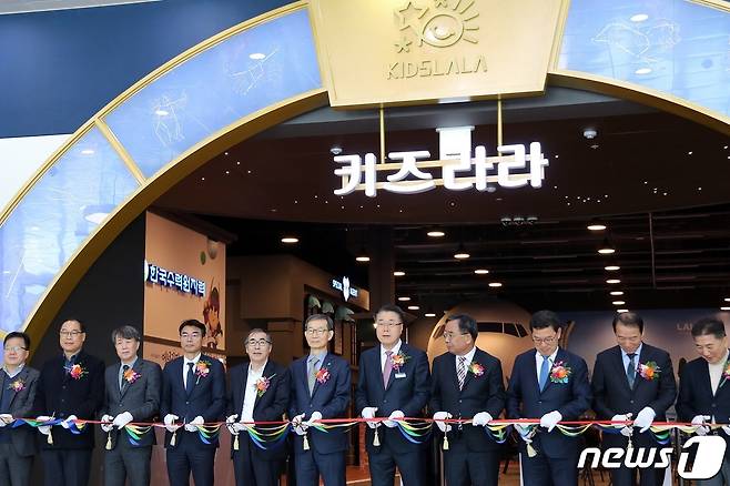 한국광해광업공단과 강원랜드, 전남 화순군이 폐광 대체산업으로 출자한 '키즈라라'가 10일 화순에서 개장식을 연 가운데, 이날 참석자들이 기념행사에 참여하고 있다. (강원랜드 제공) 2023.3.10/뉴스1