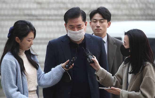 유동규 전 성남도시개발공사 기획본부장이 10일 오전 서울 서초구 서울중앙지방법원에서 열린 대장동 개발 사업 로비·특혜 의혹 관련 공판에 출석하고 있다. /뉴스1