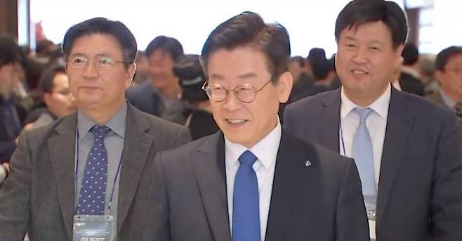 2018년 이재명·김용과 행사 참석한 전형수 비서실장 - 이재명 민주당 대표가 경기도지사 시절이던 2018년 11월 경기 고양시 한 호텔에서 열린 행사에 이 대표가 참석한 모습. 9일 숨진 채 발견된 전형수 당시 비서실장(이 대표 왼쪽)과 대장동 일당에게 불법 정치 자금을 받은 혐의 등으로 구속기소돼 재판을 받고 있는 김용 전 민주연구원 부원장(이 대표 오른쪽)이 당시 동행했다. /KBS