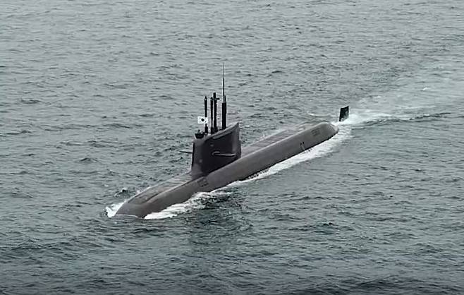 지난 2021년 9월 15일 우리나라가 독자 개발한 잠수함발사탄도미사일(SLBM)을 탑재한 도산안창호함(3000t급)이 시험발사를 위해 이동하고 있다. /국방부