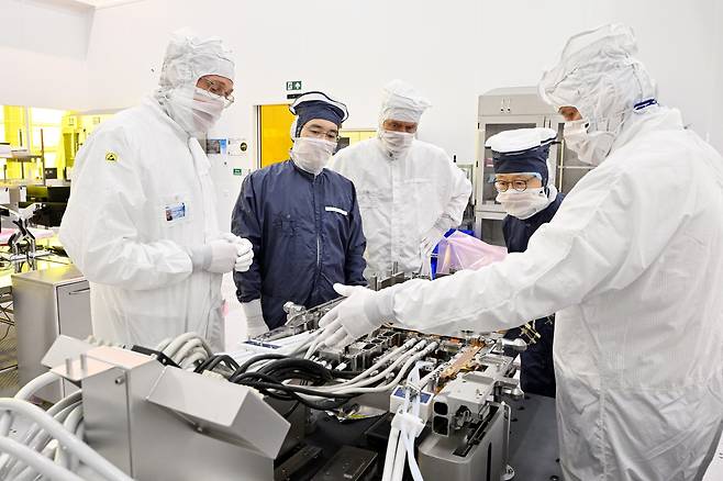 2022년 6월 14일 이재용 당시 삼성전자 부회장이 네덜란드 에인트호번에 있는 ASML 본사를 방문해 피터 베닝크 ASML CEO 등과 함께 반도체 장비를 둘러보고 있다. /삼성전자