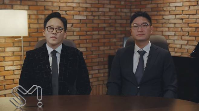 SM엔터테인먼트의 이성수 공동대표(왼쪽)와 탁영준 공동대표가 지난달 3일 유튜브 영상을 통해 멀티 프로듀싱 방안을 밝히고 있다. /SM엔터테인먼트 제공