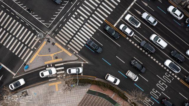7일 서울 강남구 학여울역 사거리에서 남부순환로로 우회전하는 차량들이 버스전용차로로 진입하고 있다. 출퇴근 시간대엔 교통량이 많아 차선을 미처 변경하지 못하고 단속 카메라에 적발되는 일이 잦은 곳이다. 하상윤 기자