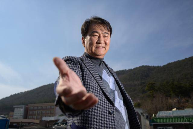 마약이나 알코올 중독자들의 회복을 돕는 한부식 원장을 2월 23일 경남 김해 외동에 있는 김해 다르크(리본하우스)에서 만났다. 그에게 치유의 길로 함께 가자는 의미로 손을 내밀어 달라고 부탁했다. 김해=하상윤 기자