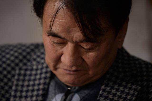 그는 모친을 마지막으로 본 날을 회상하며 목이 메었다. 필로폰 금단 증상으로 군에서 후임병을 때린 일을 고백할 때, 평생의 은인이나 다름없는 조성남 국립법무병원장과 얽힌 일화를 떠올릴 때도 눈물을 흘렸다. 김해=하상윤 기자