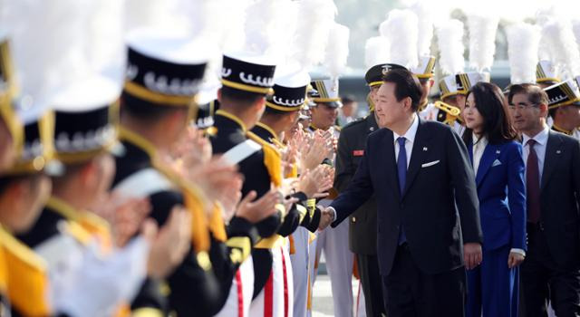 윤석열 대통령이 10일 경상남도 창원시 진해구 해군사관학교에서 열린 제77기 졸업 및 임관식이 끝난 뒤 사관생도들과 악수하고 있다. 창원=연합뉴스