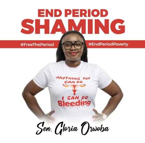 월경권 캠페인을 주도하는 케냐의 글로리아 오워바 상원의원이 자궁 모양과 '나는 피를 흘릴 수 있다'는 글이 새겨진 티셔츠를 입고 있다. 사진 글로리아 오워바 의원 트위터 캡처