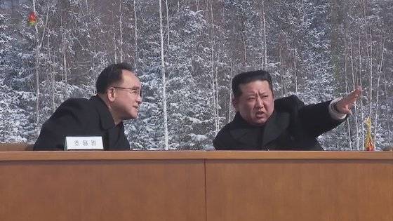 북한이 김정일 국방위원장의 생일 80주년을 맞아 지난해 2월 백두산 인근 삼지연시에서 김정은 국무위원장이 참석한 가운데 중앙보고대회를 열었다. 사진은 김 위원장과 조용원 당 조직비서가 대화하는 모습. 조선중앙TV 캡처, 연합뉴스