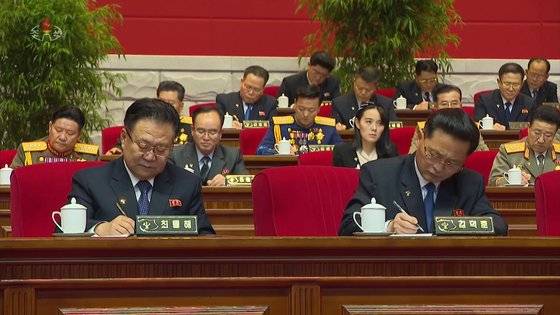 북한은 2021년 1월 평양 4·25문화회관에서 8차 당대회를 진행했다. 사진에는 회의 2일차 김정은 위원장의 사업총화보고를 들으며 요지를 받아적는 최용해 국무위원회 제1부위원장과 김덕훈 내각총리. 뒤쪽에 김 위원장의 동생인 김여정 당 제1부부장의 모습도 보인다. 조선중앙TV 캡처, 연합뉴스