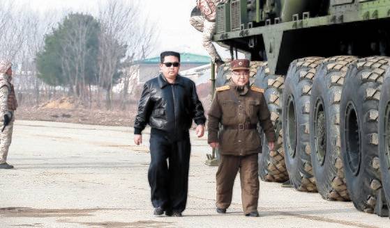 지난해 3월 신형 대륙간탄도미사일(ICBM)인 화성-17형 시험발사 현장을 방문한 김정은 국무위원장을 북한 미사일 개발의 주역인 김정식 군수공업부 부부장이 수행하는 모습. 연합뉴스