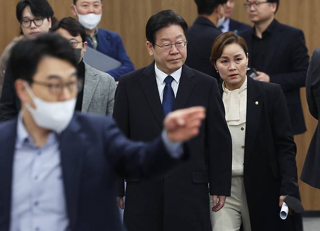 이재명 더불어민주당 대표가 10일 오전 경기도 수원시 경기도의회에서 열린 현장 최고위원회에 참석하고 있다.  [연합뉴스]
