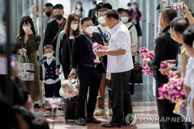 중국 관광객 환영에 나선 태국 보건부장관. [사진 출처 = 연합뉴스]