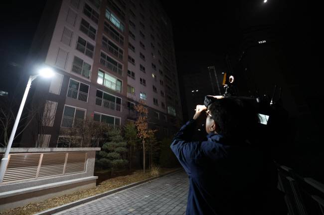 숨진 前비서실장 집 앞 이재명 더불어민주당 대표의 경기지사 시절 초대 비서실장 전형수(64) 씨가 숨진 채 발견된 경기도 성남시 수정구의 자택 앞에서 10일 새벽 취재진이 취재를 하고 있다.   연합뉴스