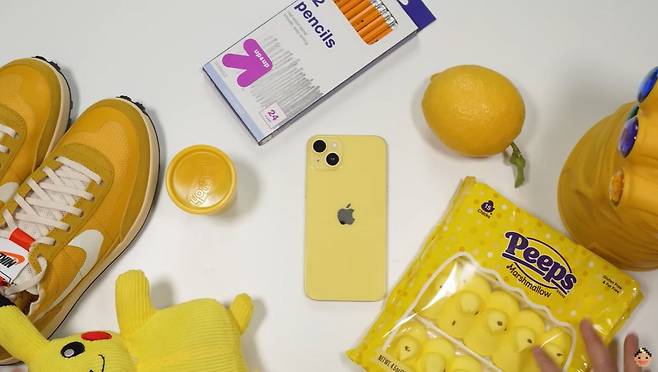 유튜버 ‘브라이언 통(Brian Tong)’은 지난 9일 노랑 아이폰14와 여러 물품의 색상을 비교하는 영상을 올렸다. [유튜브 채널 ‘브라이언 통(Brian Tong)’]