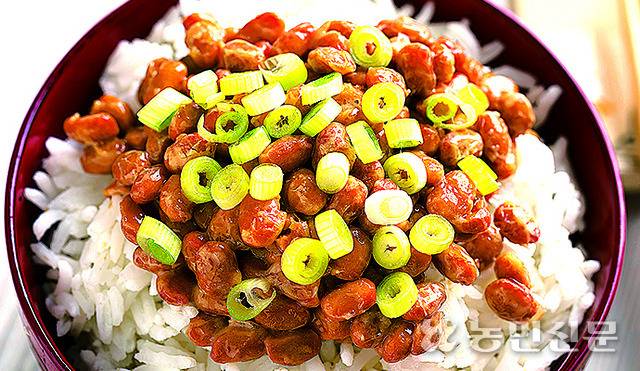 낫토는 파를 올리거나 흰쌀밥에 곁들여 먹으면 된다.