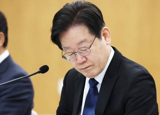 이재명 더불어민주당 대표가 10일 오전 수원시 경기도의회에서 열린 현장 최고위원회의에 참석해 굳은 표정을 짓고 있다. 수원=연합뉴스