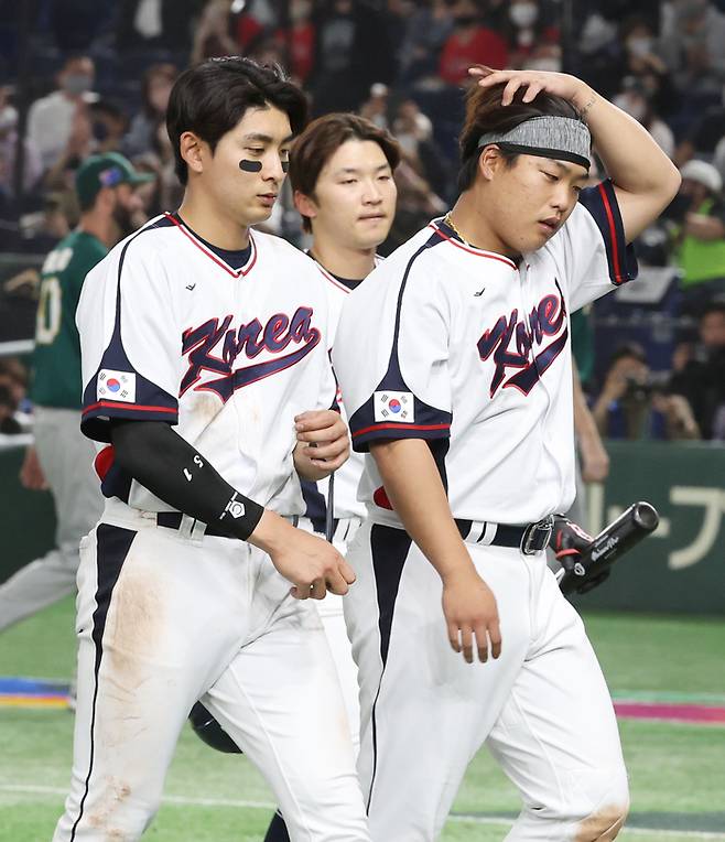 이정후, 박해민, 강백호가 지난 9일 WBC 조별리그 첫 경기 호주전 패배 뒤 고개를 떨구고 그라운드를 나서고 있다. 도쿄 | 연합뉴스